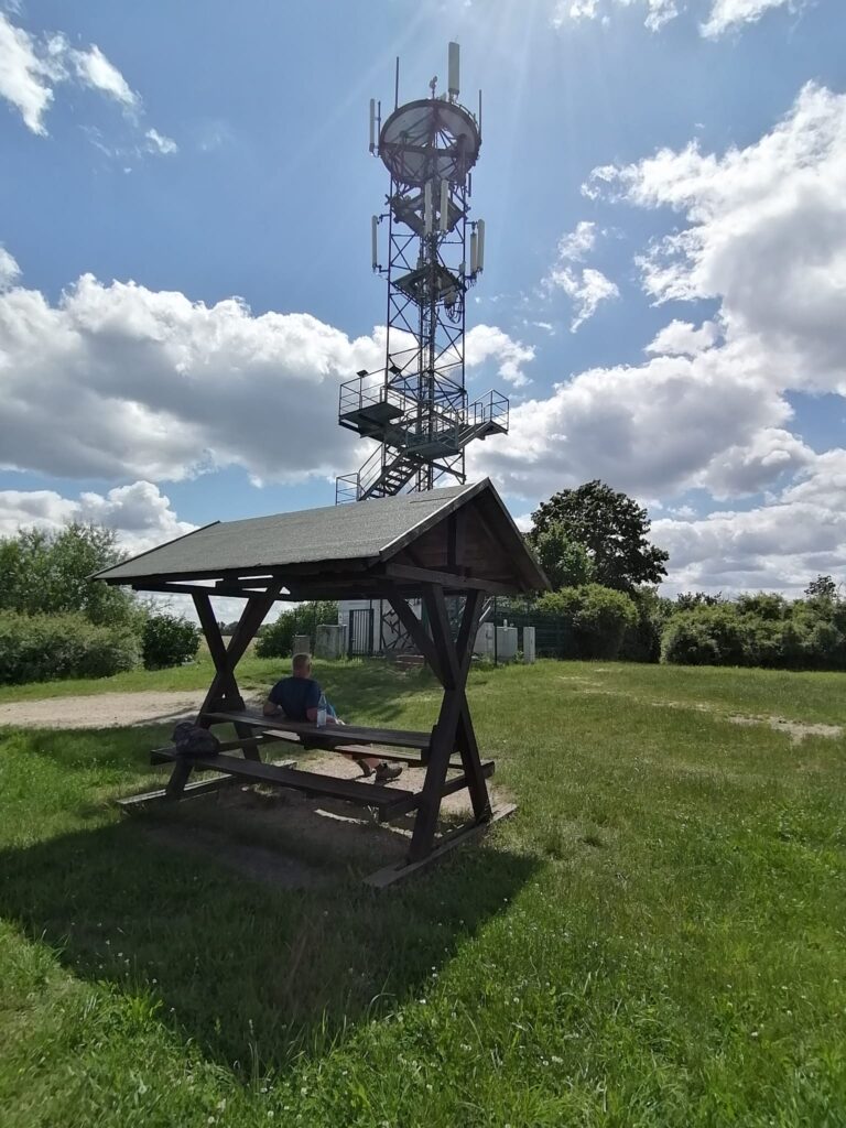 Aussichtsturm mit Rastplatz im Grünen