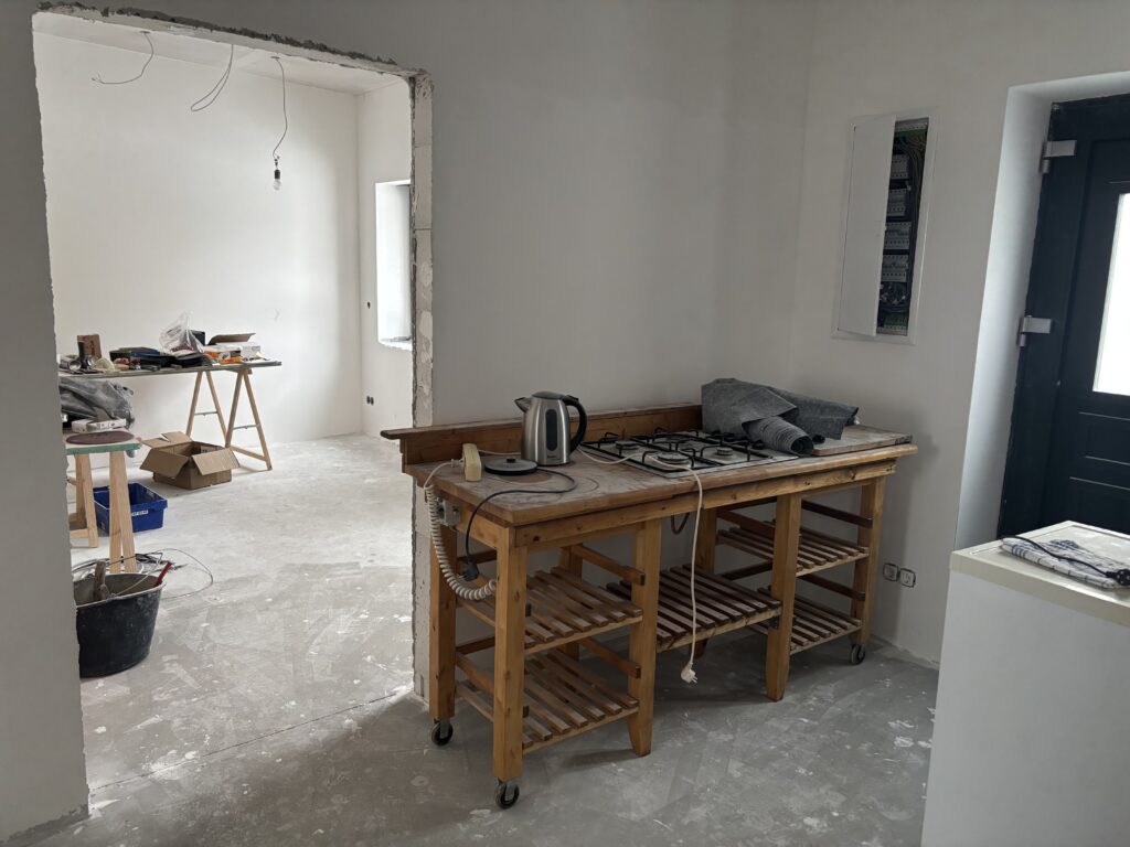 Eingangsbereich mit Garderobe und Blick ins Schlafzimmer