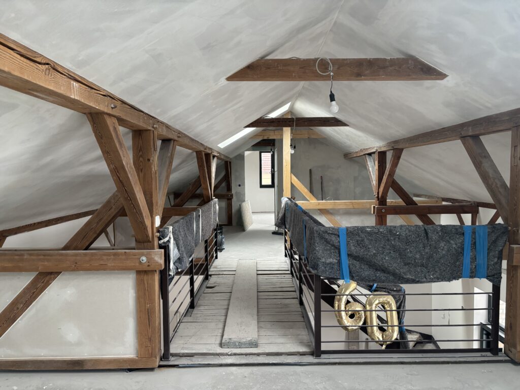 Blick über die offene Galerie bis ins Schlafzimmer