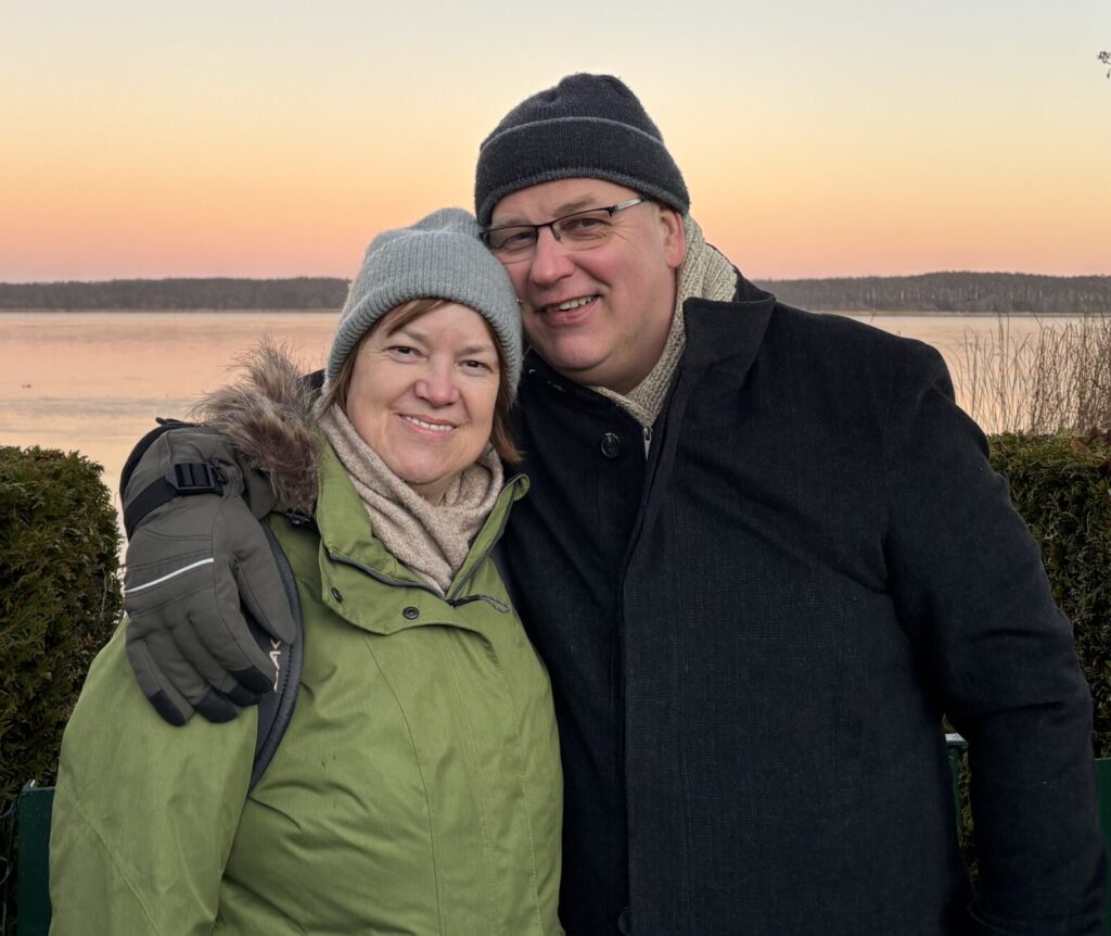 Die Vermieter Rainer und Claudia Affeldt bei Sonnenuntergang vor dem Mellensee